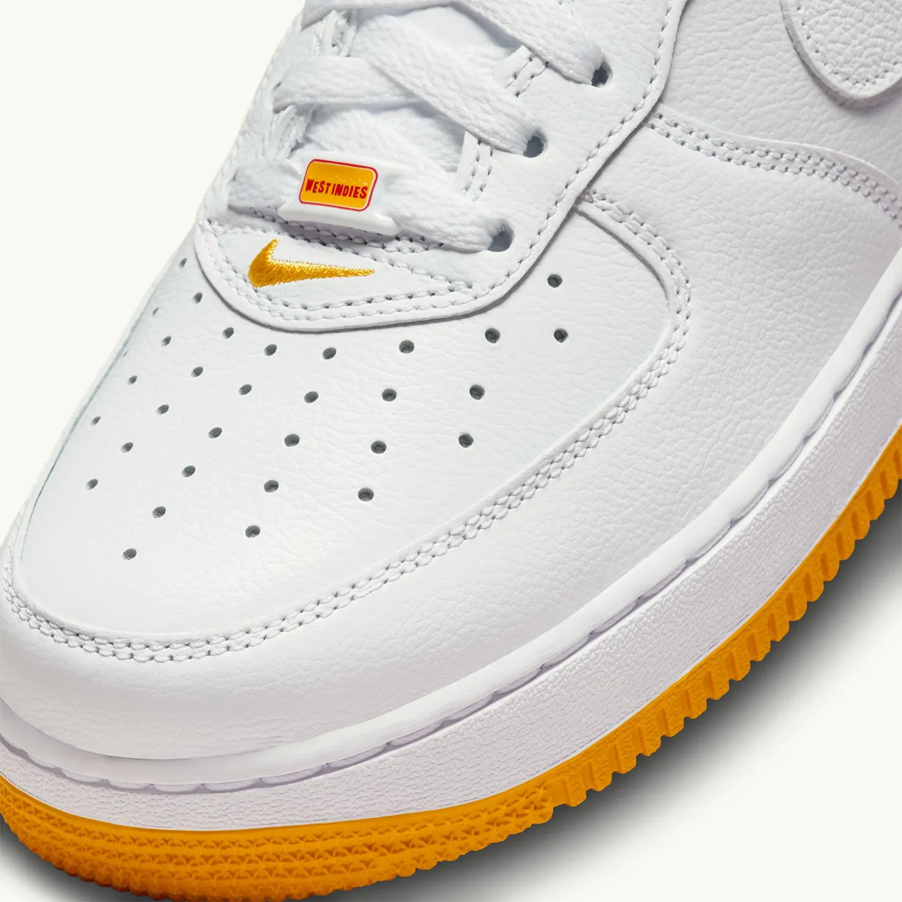 AIR FORCE 1 LOW RETRO QS WHITE UNIVERSITY GOLD